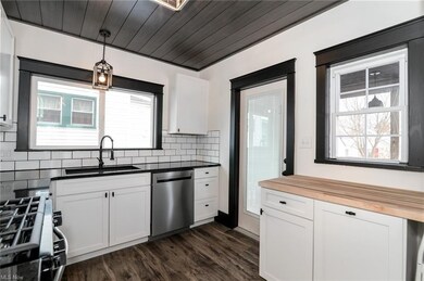 *BRAND NEW KITCHEN FRESH WHITE SOFT CLOSE CABINETS