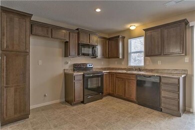 246 Pointe Ln, Raymore, MO 64083 - photo 2