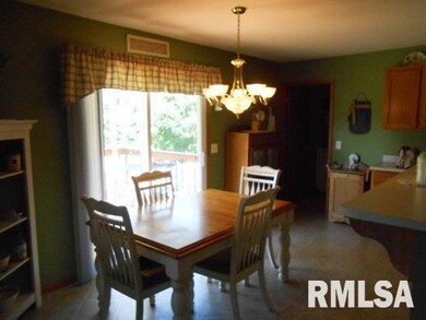 3213 Fieldcrest Dr, Davenport, IA 52806 - photo 4