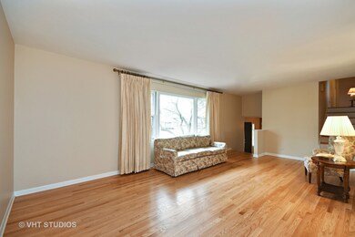 325 Spruce Dr, Naperville, IL 60540 - photo 2