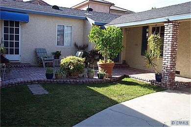 Courtyard Sitting Area in front of Formal Entry Do