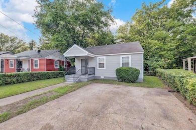 View of front of property featuring a front yard