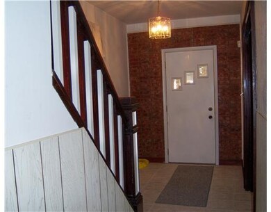 Entry/Foyer.