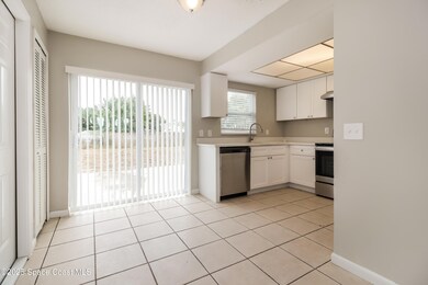 004-photo-dining-room-9299236