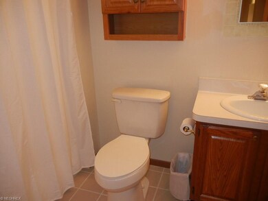 Full bath off great room with ceramic tile floorin