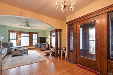 *** ENCLOSED ENTRY FOYER****