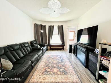 2029-2031 Campbell Ave - Living Room