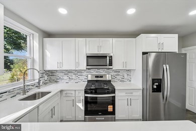 6858 Clover Ln, Upper Darby, PA 19082 - photo 5