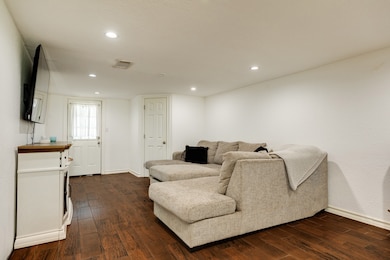 511 Bryan St, Angleton, TX 77515 - photo 4