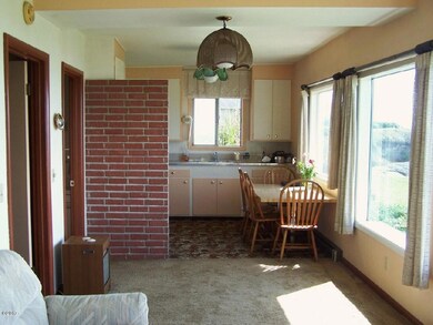 4 Kitchen & dining area
