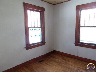 1827 SW Cherokee St, Topeka, KS 66606 - photo 5