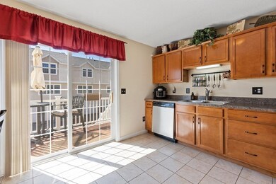 34 Regency Ct unit 34, Chicopee, MA 01020 - photo 4