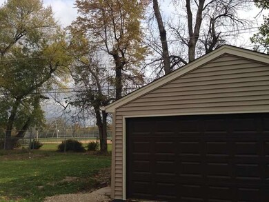 85 Sparrow Rd, Carpentersville, IL 60110 - photo 2