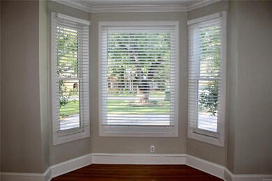 Beautiful front living room bay window