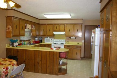 208 Deerfield Cir, Manchester, TN 37355 - photo 6