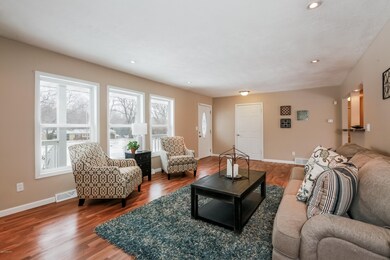 004-Living_Room-2370398-large