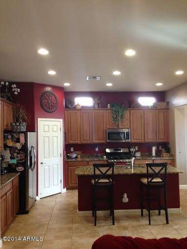 Kitchen and Breakfast Bar