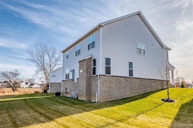 5556 Hobart Ct, West Bloomfield Township, MI 48322 - photo 2