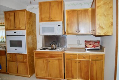 3800 Roanoke Rd, Newton Grove, NC 28366 - photo 4