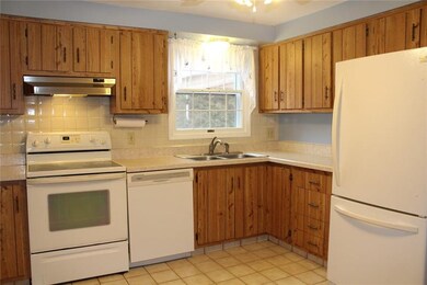 You will appreciate the fully equipped eat-in kitc