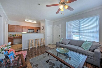 2134EBroadway1023-005