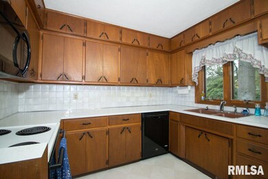 2908 Linden Ln, Bettendorf, IA 52722 - photo 3