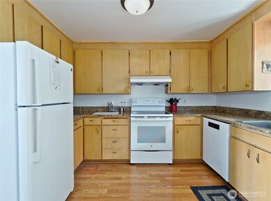 The Camelot Condominiums unit 209, Edmonds, WA 98020 - photo 4