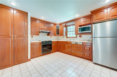 Updated eat in kitchen with large pantry and new S