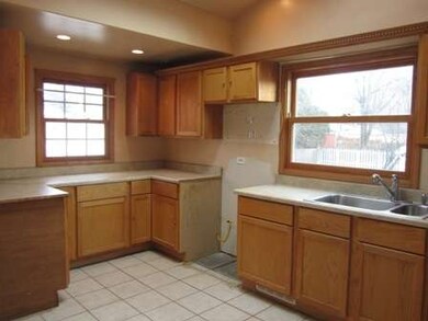 126 Del Rio Rd, Carpentersville, IL 60110 - photo 3