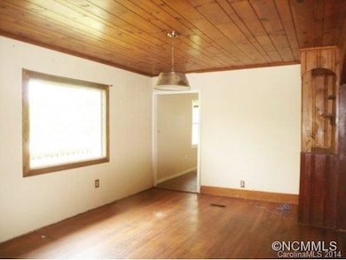 Pretty Gathering/Dining Room