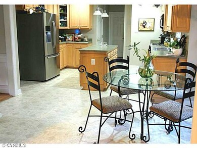 Kitchen - Spacious Eat-in Kitchen w/Island, Gas Co