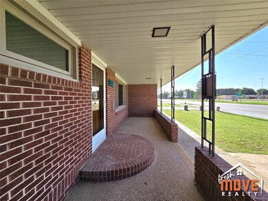 108 W 11th St, Hugoton, KS 67951 - photo 3