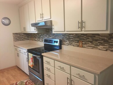 Kitchen W Quartz Counters