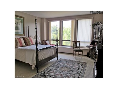 bright and spacious master en suite with walk in c