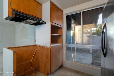 25-web-or-mls-8133 E 6th St-25