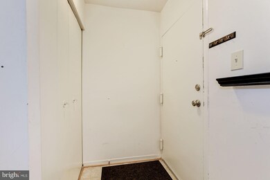 1629 Parkcrest Cir unit 200, Reston, VA 20190 - photo 5