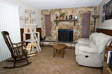 Family room w/fireplace