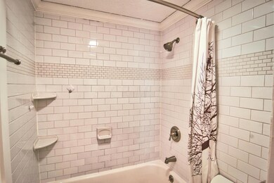 Tiled Shower w Tub