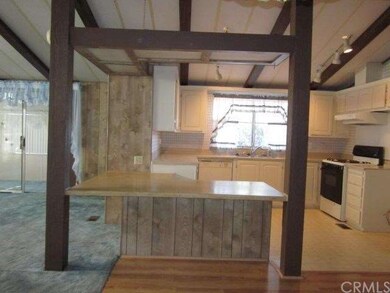 Spacious/Bright Kitchen with Breakfast Bar