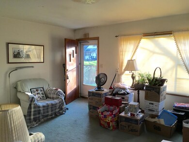 3250 Dresden Living room