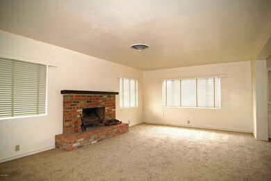 LivingRoom-b