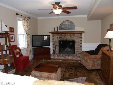 Den/Family/Great Room - Cozy Family Room/Hardwood 
