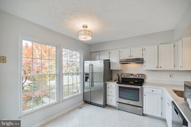 13303 Burkitts Rd, Fairfax, VA 22033 - photo 5