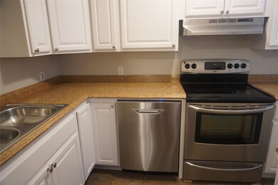 107 E Willowick Ave unit 11, Friendswood, TX 77546 - photo 6