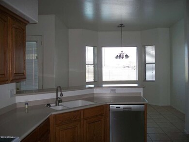 Eat in kitchen, bay window +refri