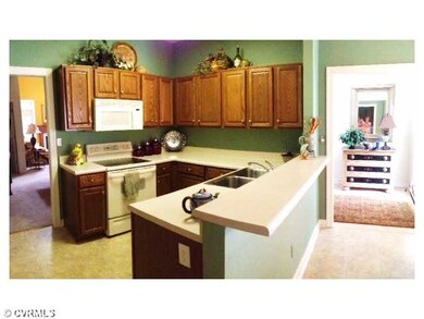 Kitchen - Spacious Kitchen open to breakfast room 