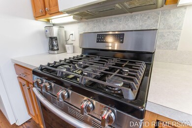 19-web-or-mls-11557 Ridgeway Dr, Holland