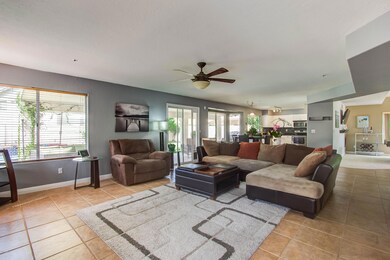 005_Family Room