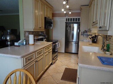 804 Cambridge Manor Dr, Schenectady, NY 12302 - photo 5