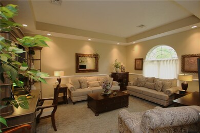 Large 18x15 Living Room w/ Palladium Front Window,